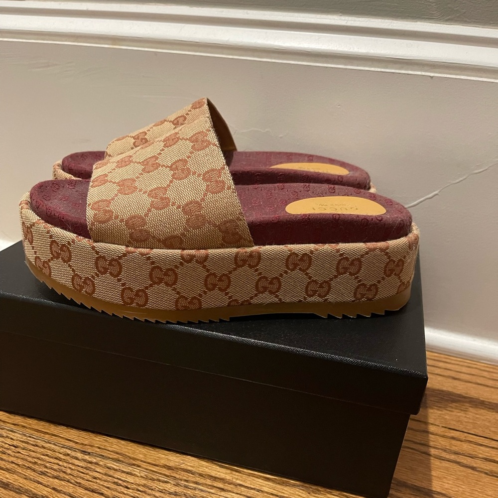 Gucci women’s original GG slide sandal